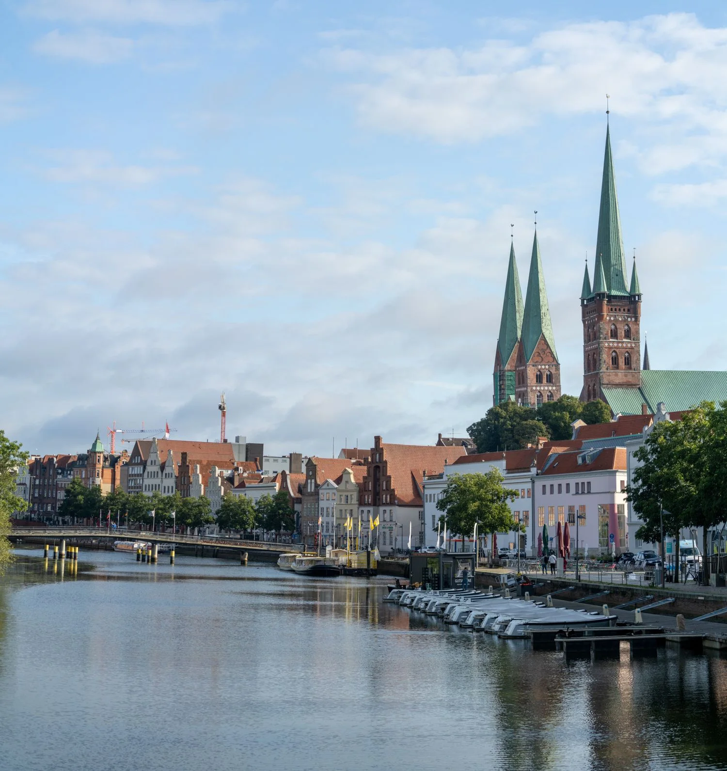 Lübecks Altstadt mit Kirchtürmen am Wasser